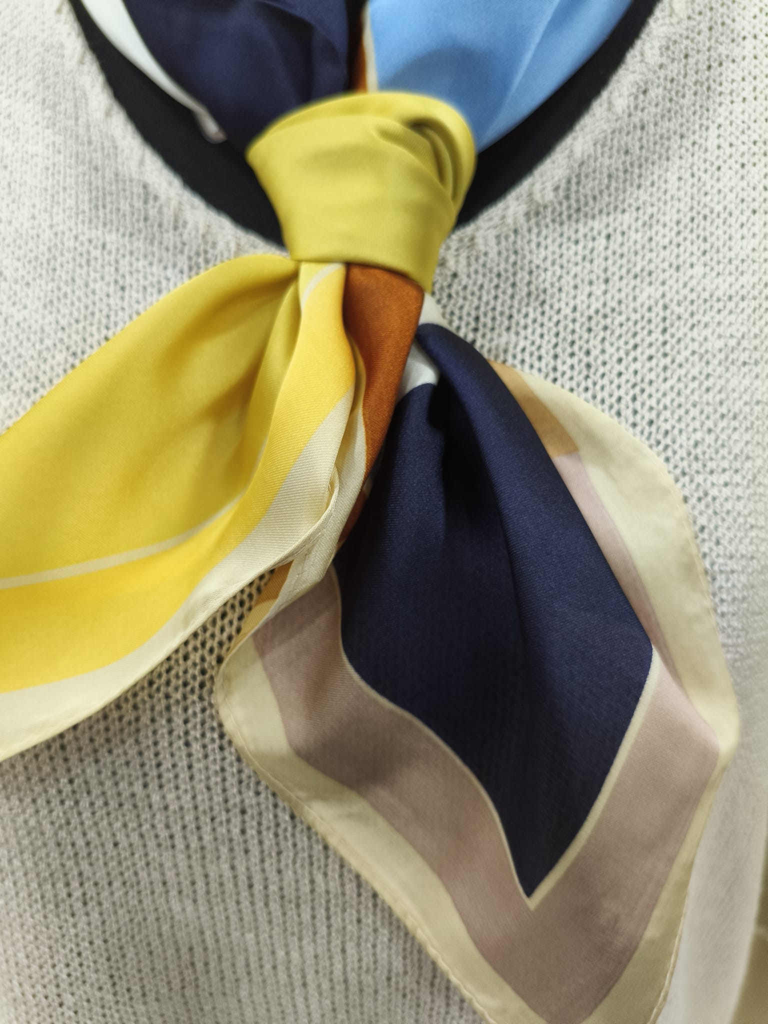 PAÑUELO SATINADO CUADRADO PIN - Imagen 2