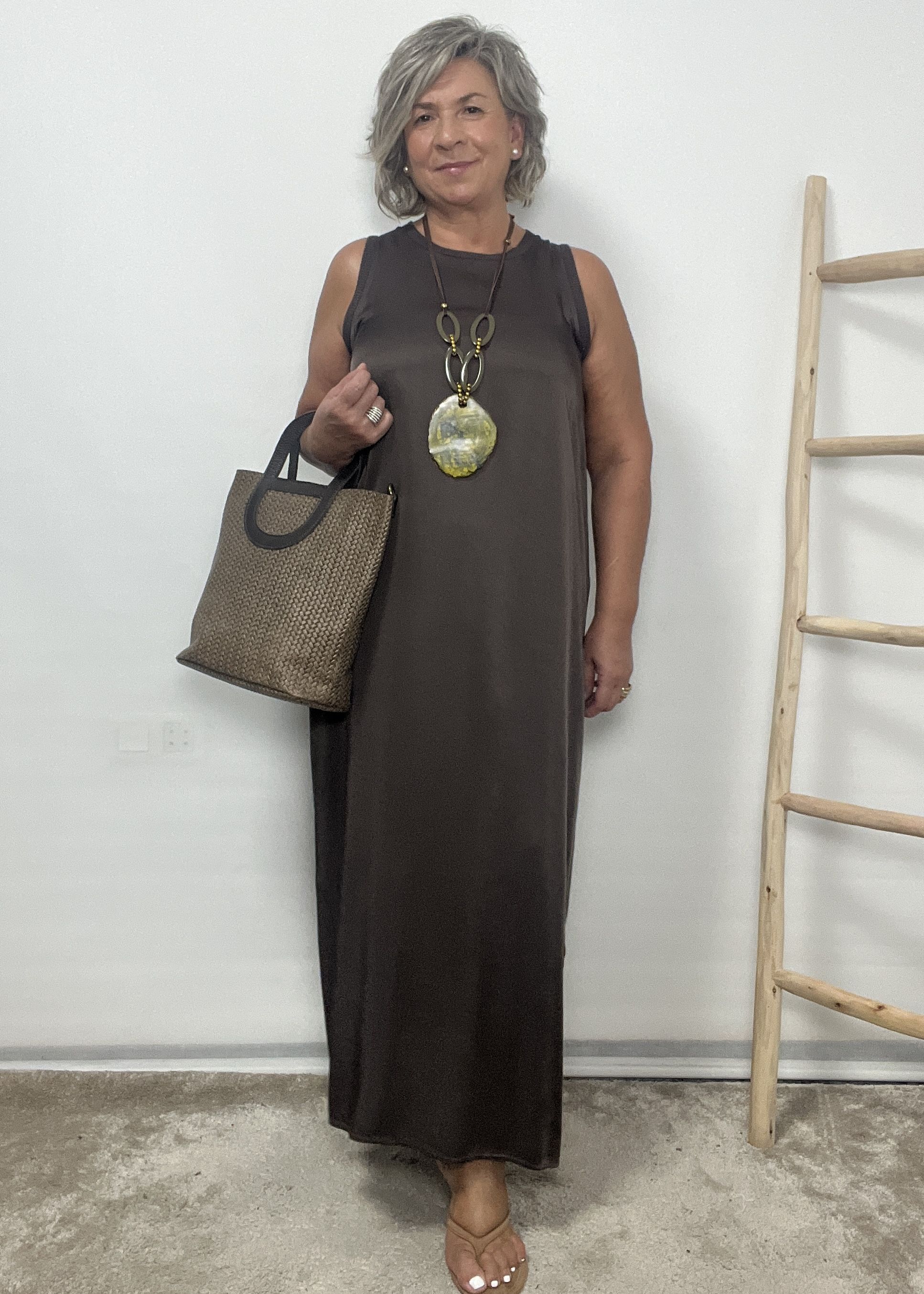 VESTIDO SATINADO CHOCOLATE - Imagen 4
