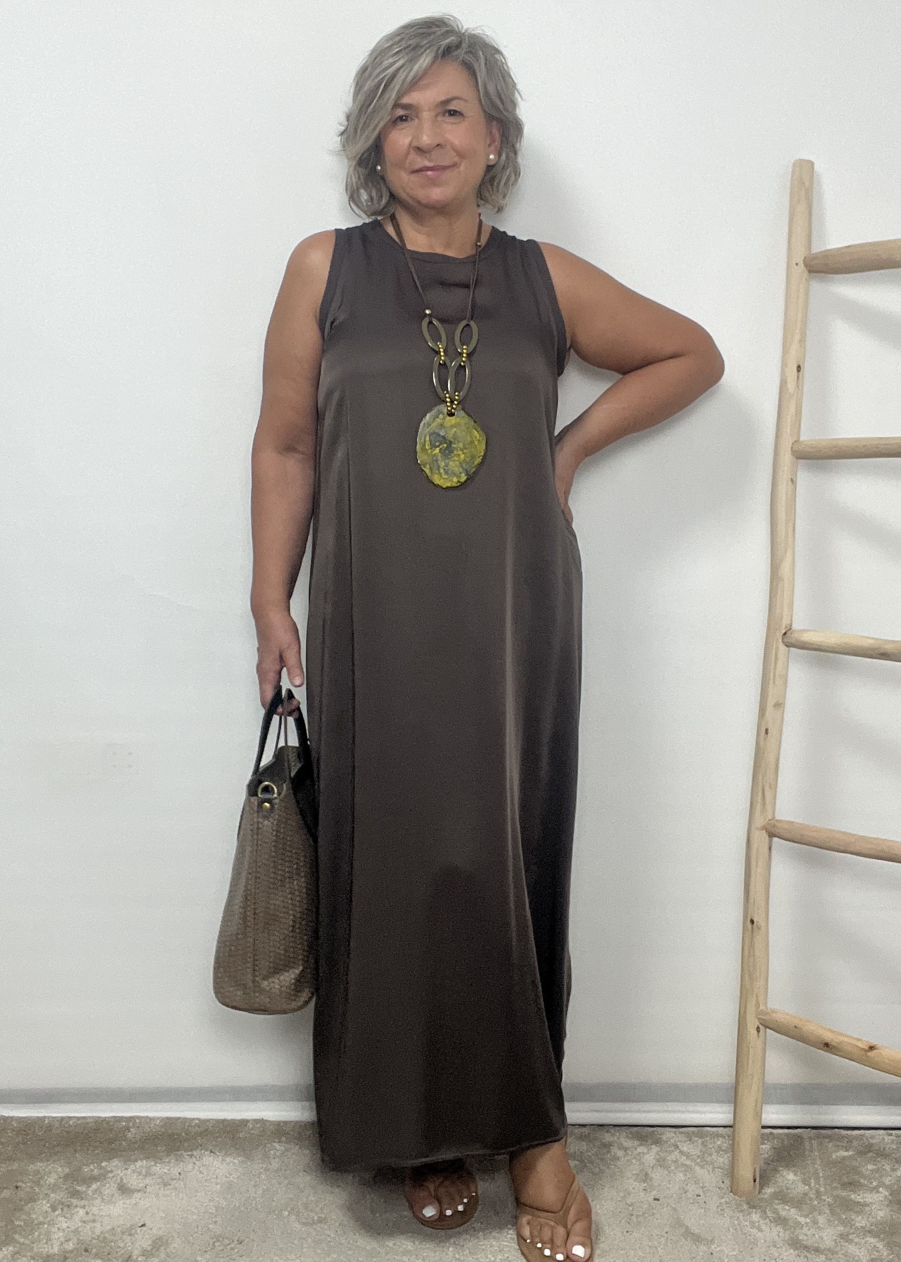VESTIDO SATINADO CHOCOLATE - Imagen 2