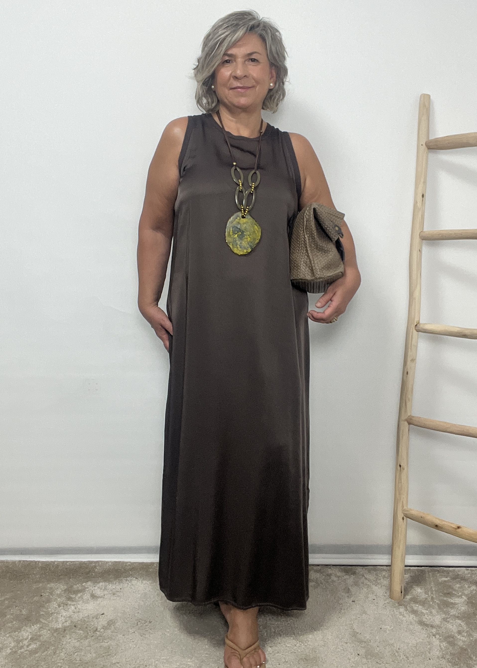 VESTIDO SATINADO CHOCOLATE - Imagen 3